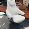 Leolux Cream Plus fauteuil met poef - Vooraanzicht