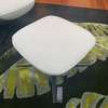 Leolux Cream Plus fauteuil met poef - Zijaanzicht rechts