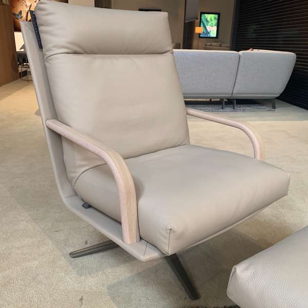 Leolux Kudo fauteuil met poef - Showroom