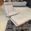 Leolux Kudo fauteuil met poef - Vooraanzicht