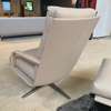 Leolux Kudo fauteuil met poef - Achter aanzicht