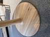 Design eettafel 'Torsion' eik Ø127 cm - Details