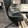 Cassina fauteuil met oren + Poef - Vooraanzicht