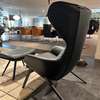 Cassina fauteuil met oren + Poef - Zijaanzicht rechts