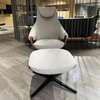 Leolux Cream fauteuil met poef - Showroom