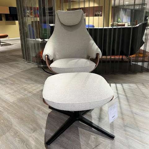 Leolux Cream fauteuil met poef - Showroom