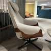 Leolux Cream fauteuil met poef - Vooraanzicht