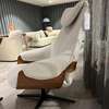 Leolux Cream fauteuil met poef - Zijaanzicht rechts