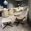Leolux Cream fauteuil met poef - Zijaanzicht links
