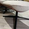 Leolux Cream fauteuil met poef - Details