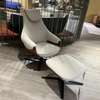Leolux Cream fauteuil met poef - Details
