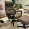 Stressless Philip relaxfauteuil met poef - Zijaanzicht rechts