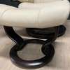 Stressless Mayfair relaxfauteuil small met hocker - Zijaanzicht links