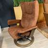 Stressless Wing relaxfauteuil met hocker medium  - Zijaanzicht rechts