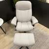 Stressless Consul relaxfauteuil met hocker M - Zijaanzicht links
