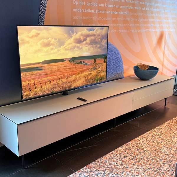 Spectral Scala tv-meubel met Sonos Arc en Samsung TV - Showroom