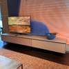 Spectral Scala tv-meubel met Sonos Arc en Samsung TV - Vooraanzicht