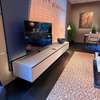 Spectral Scala tv-meubel met Sonos Arc en Samsung TV - Zijaanzicht links