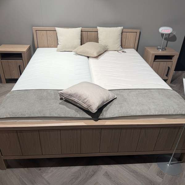 AGS Greece bed - 180x200 verstelbaar met nachtkastje (set van 2) - Showroom